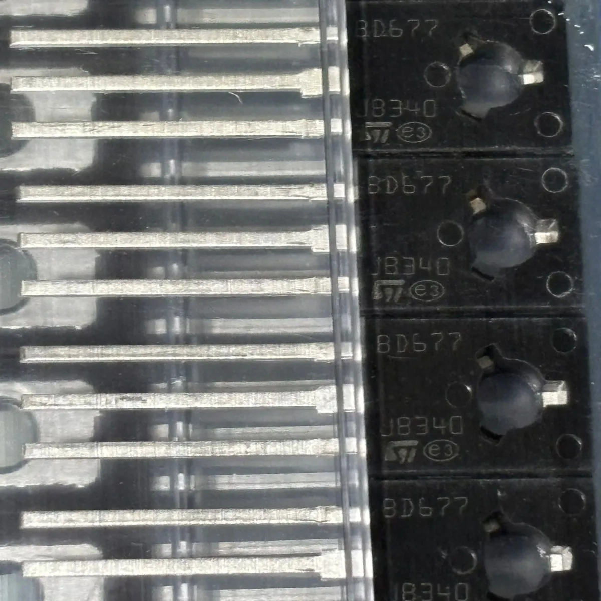 

Original genuine Darlington tube BD677 60V 40W IC chip integrated circuit