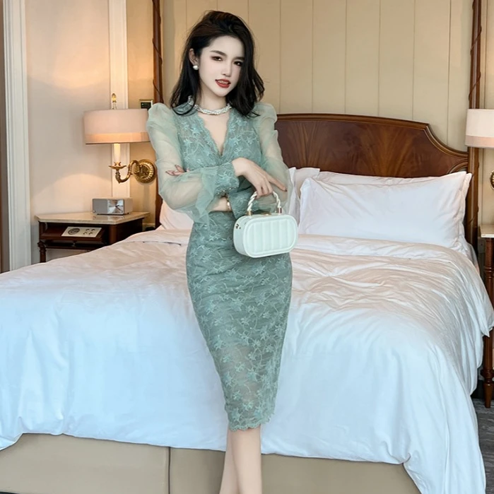 New autumn and winter V-neck puff sleeve lace dress for women showing body shape and temperament stepmother dress