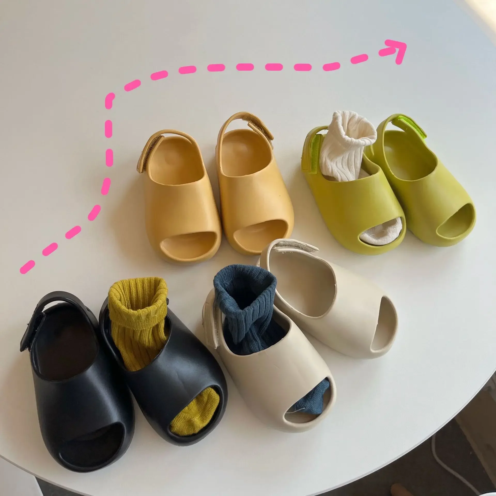 Chaussures d'été pour enfants, pantoufles de style coréen à la mode, sandales pour garçons et filles, chaussures de plage légères et solides, nouvelle collection 2024