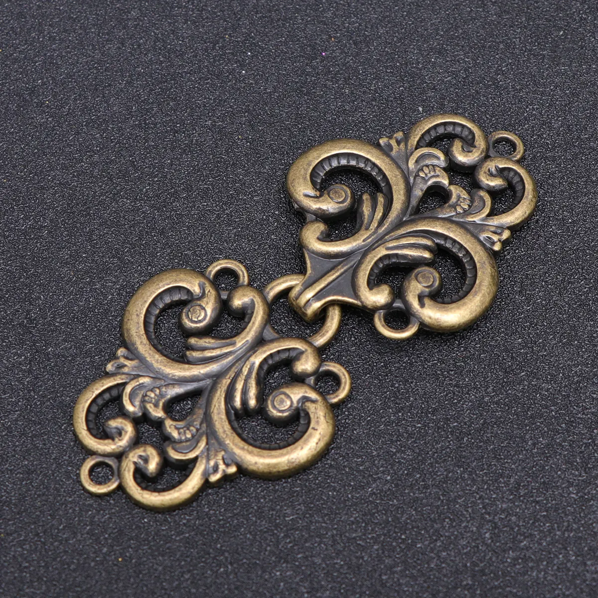 4Pairs Alloy Cloud Pattern Clothing Buckles Stylish Sweater Clips Cardigan Clips Shawl Fasteners Collar Buttons for All Outfits
