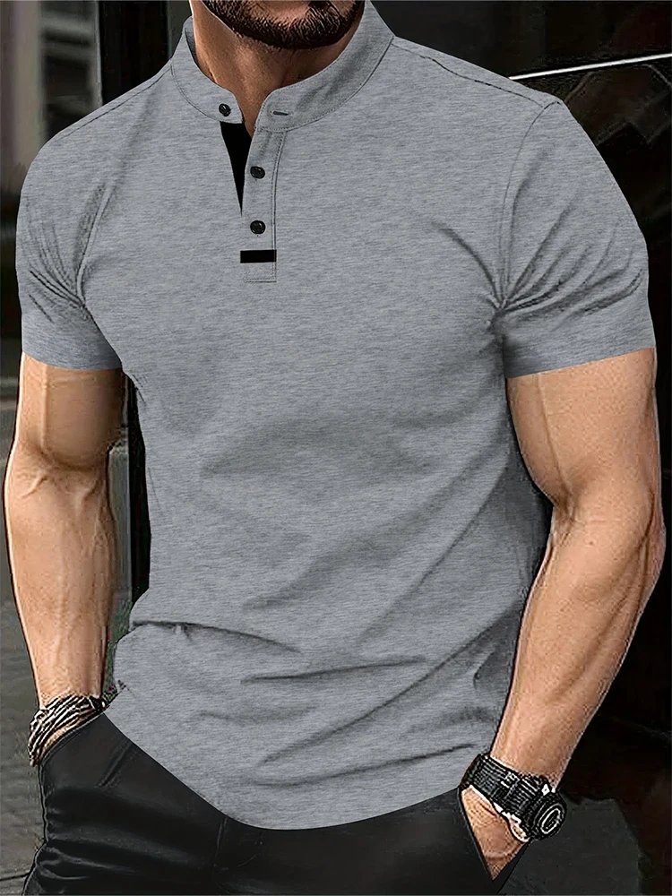 Dieses lässige Herren-Golf-Poloshirt mit Stehkragen ist ein einfarbiges Kleidungsstück mit kontrastierenden Details, das sich für Frühling, Sommer und verschiedene Anlässe eignet. – Detail 1