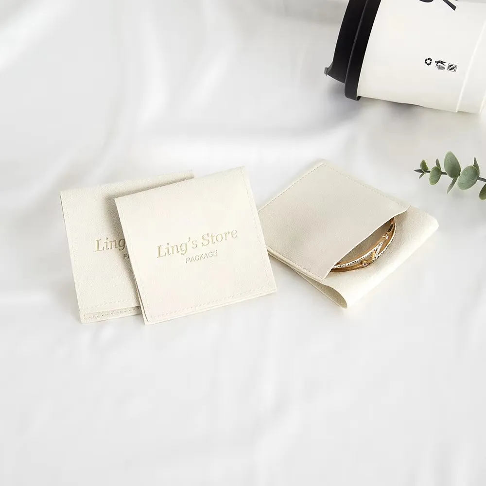 

100 шт. подарочных пакетов для ювелирных изделий с индивидуальным логотипом, мешочки из микрофибры, конверты, подарочная упаковка, органайзеры для серег, колец, ожерелий