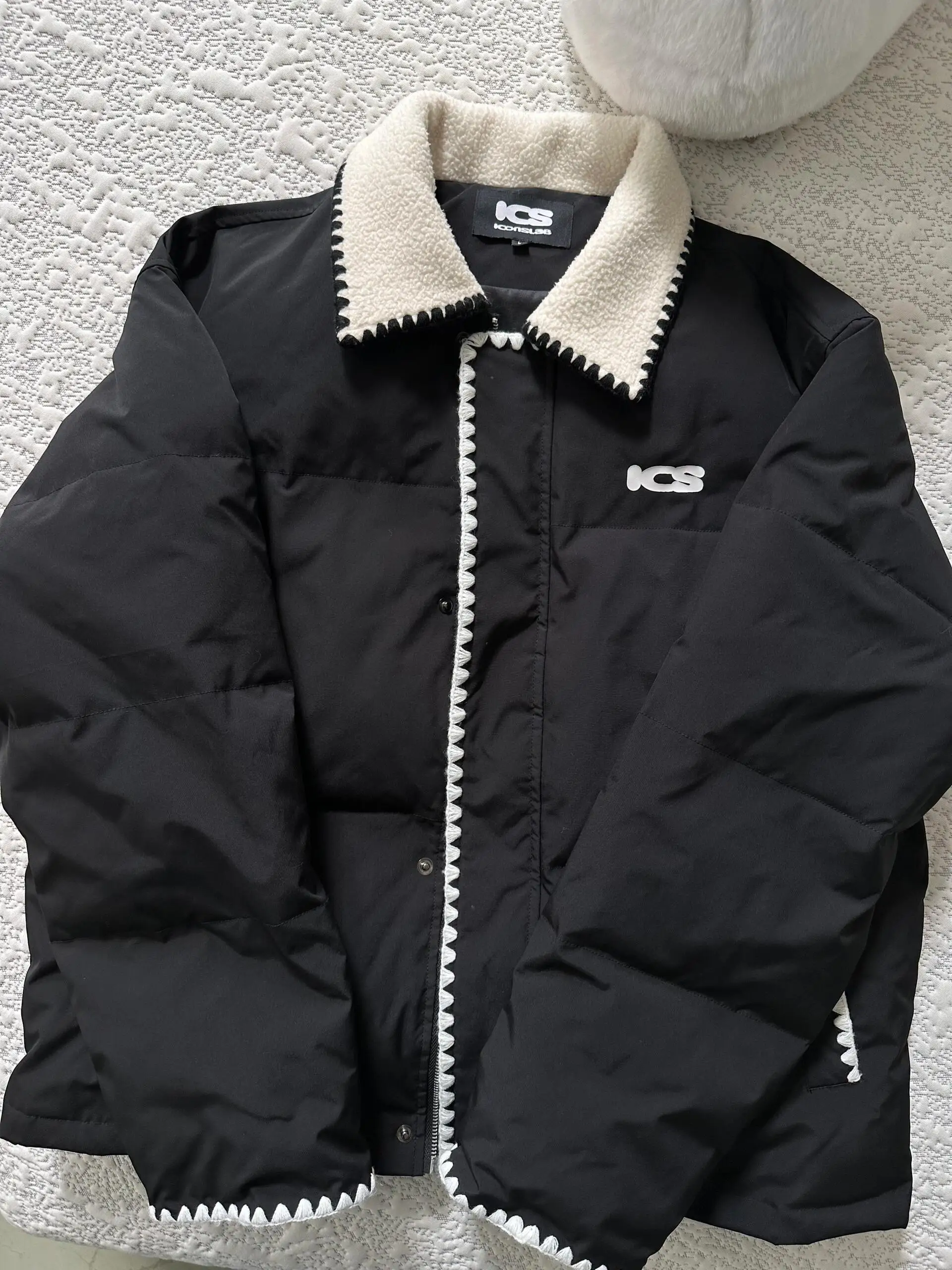 

Женская теплая куртка-пуховик в стиле ретро с цветными вставками, свободного кроя, с длинными рукавами и воротником, из утолщенного хлопка