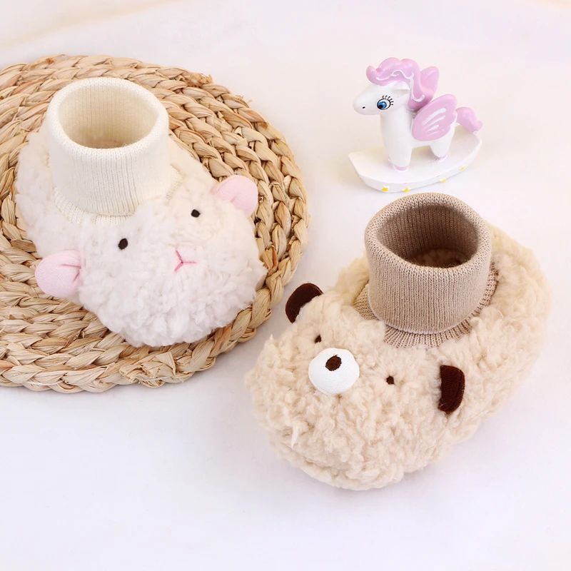 

2025 новая модная детская зимняя обувь с милым медведем и овечьим животным, обувь-носки для малышей, закрытая щиколоткой для детей 0-18 месяцев, перед прогулкой в помещении