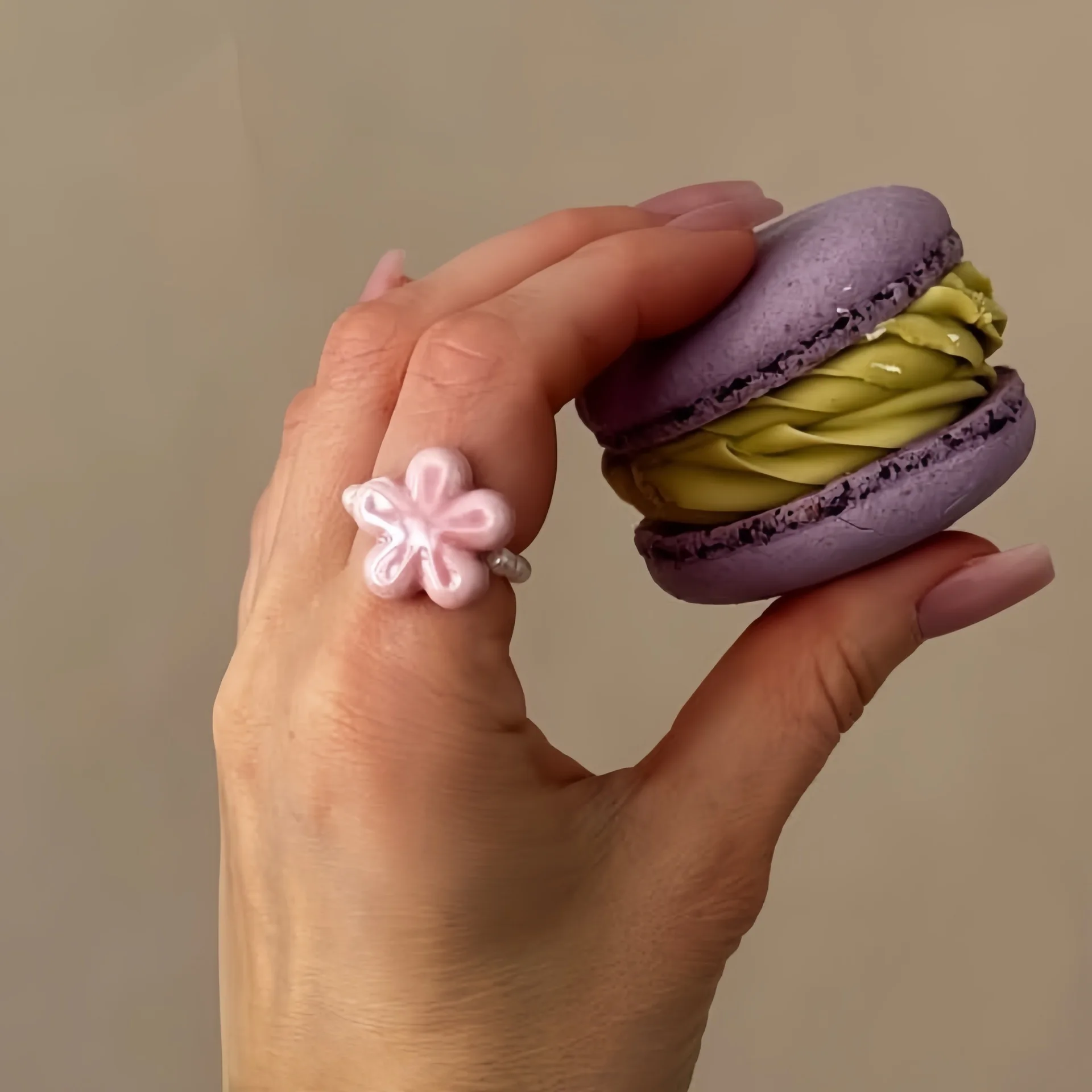 Retro Cute Pink Ceramic Flower Pendant Elastic Thread Ring 2026 Simple Creative Sweet Imitation Pearl Girl Fashion Jewelry