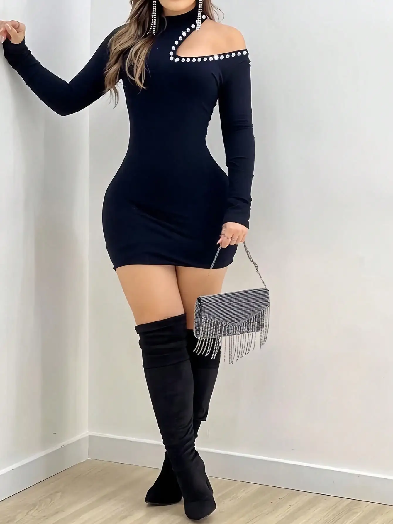 

Элегантное женское облегающее платье с открытыми плечами, длинными рукавами и отделкой из страз