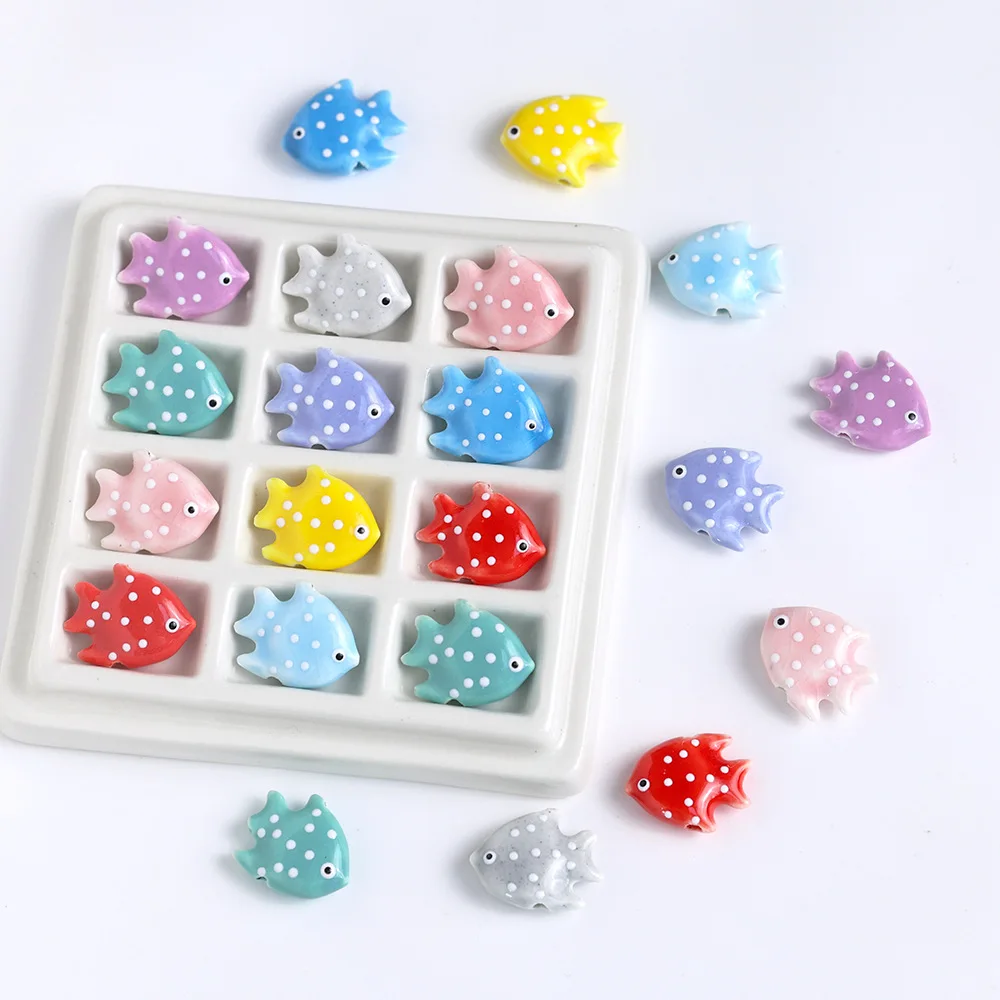 2 Stück 21 x 17 mm Dot Ocean Fish Keramikperlen Charms für die Schmuckherstellung, niedliche Porzellanperlen, DIY-Halskette, Ohrring-Zubehör