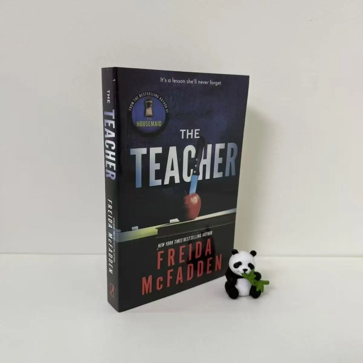 

«Учитель» Фриды Макфадден, книга в мягкой обложке на английском языке