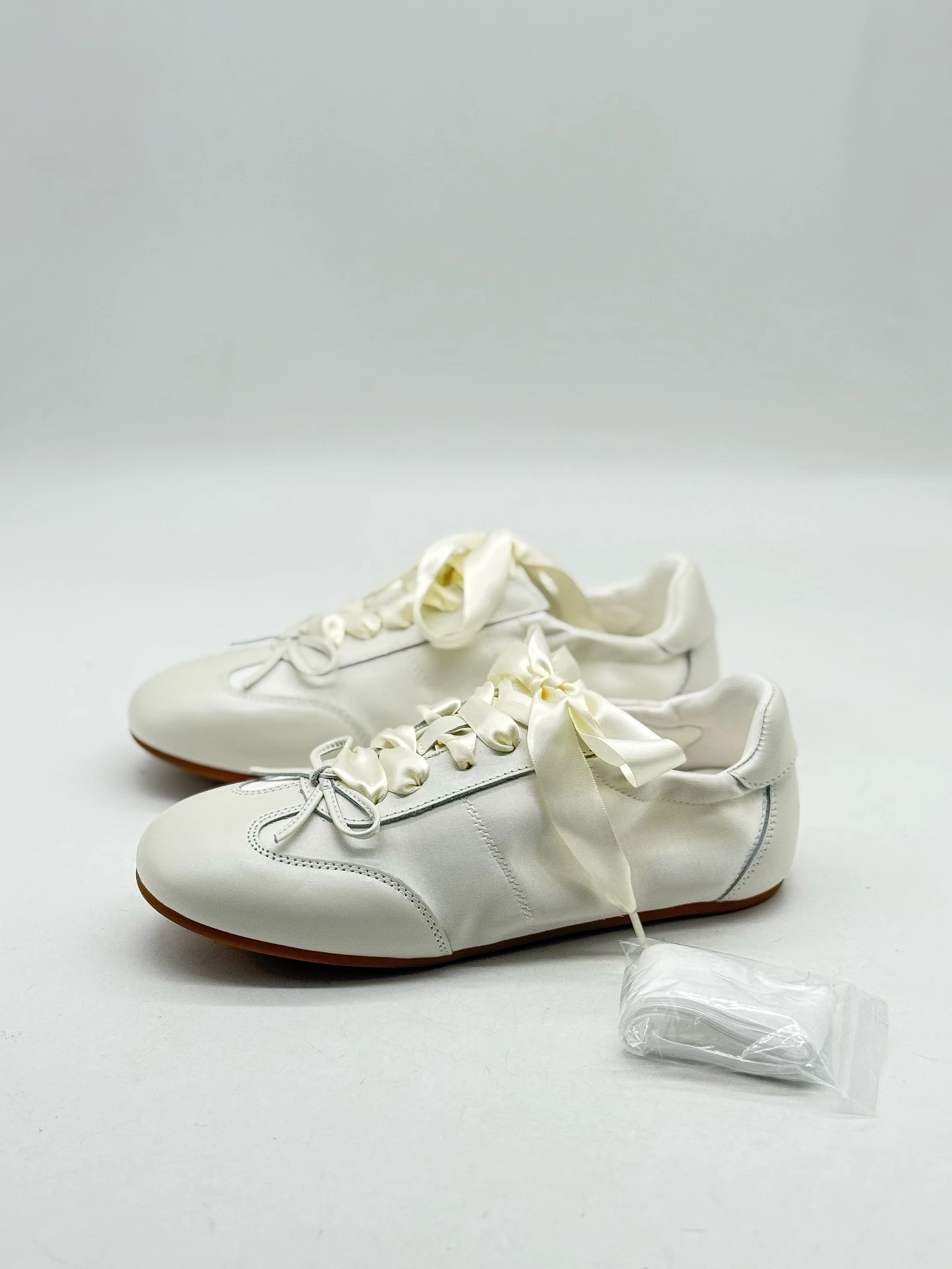 

Новинка 25, белая ультрамягкая удобная балетная обувь на шнуровке, повседневная женская универсальная обувь для отдыха, резиновая подошва с круглым носком