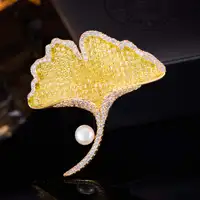 Nouvelles broches de luxe légeres en zircone colorée et perle d'eau douce, motif feuille de ginkgo, bijoux pour vêtements féminins 5