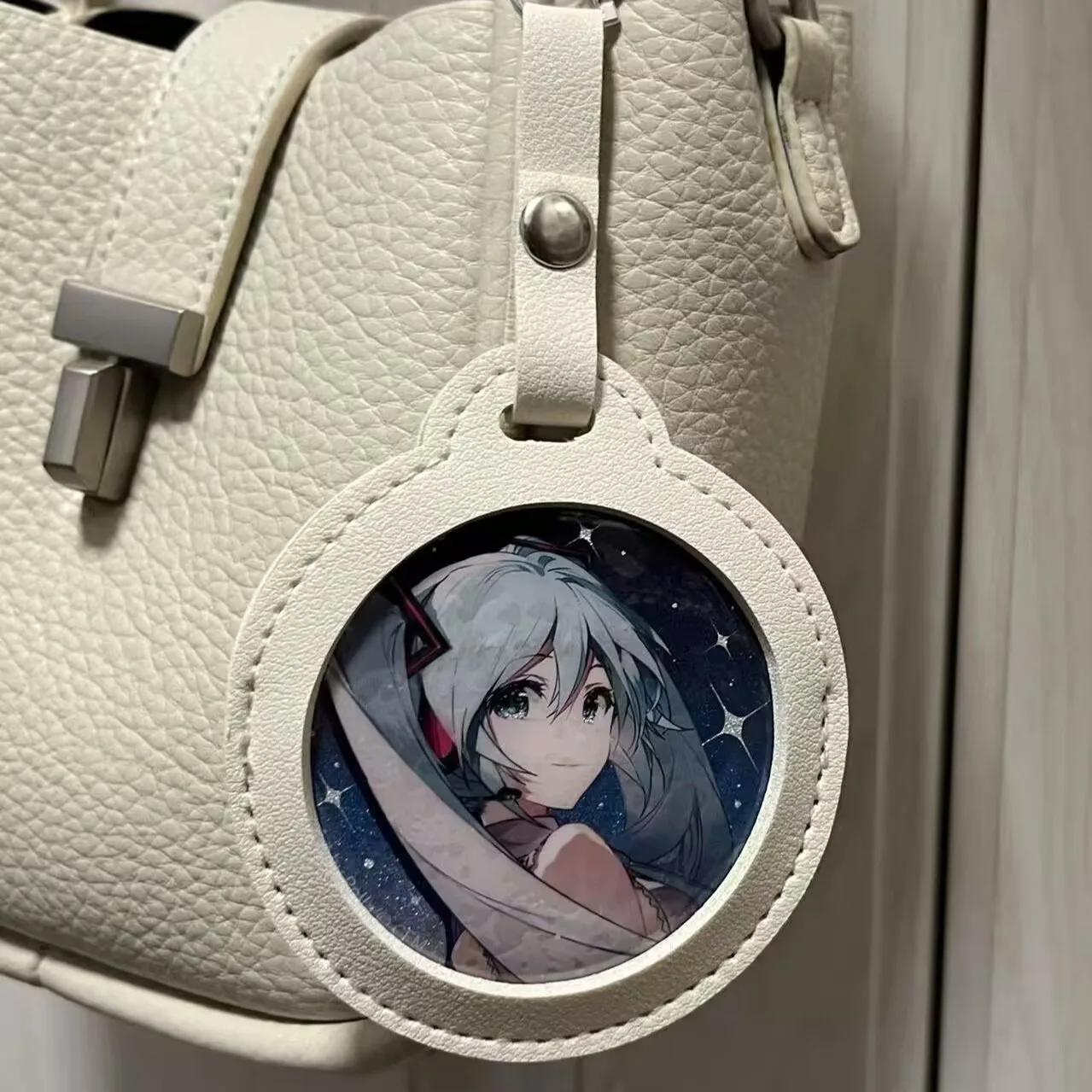 حافظة واقية معلقة على شكل حقيبة صغيرة من باجي، حقيبة صغيرة شفافة لتخزين شارة عرض الملحقات الطرفية الأنيمي