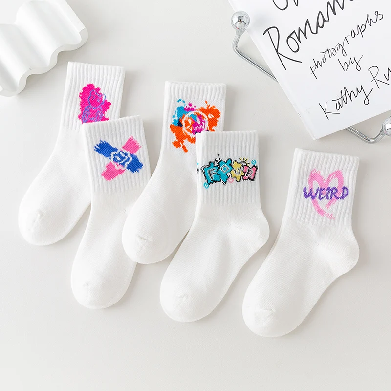 

Five pairs of girls' spring and autumn comfortable trend fashion versatile cartoon graffiti short socks
