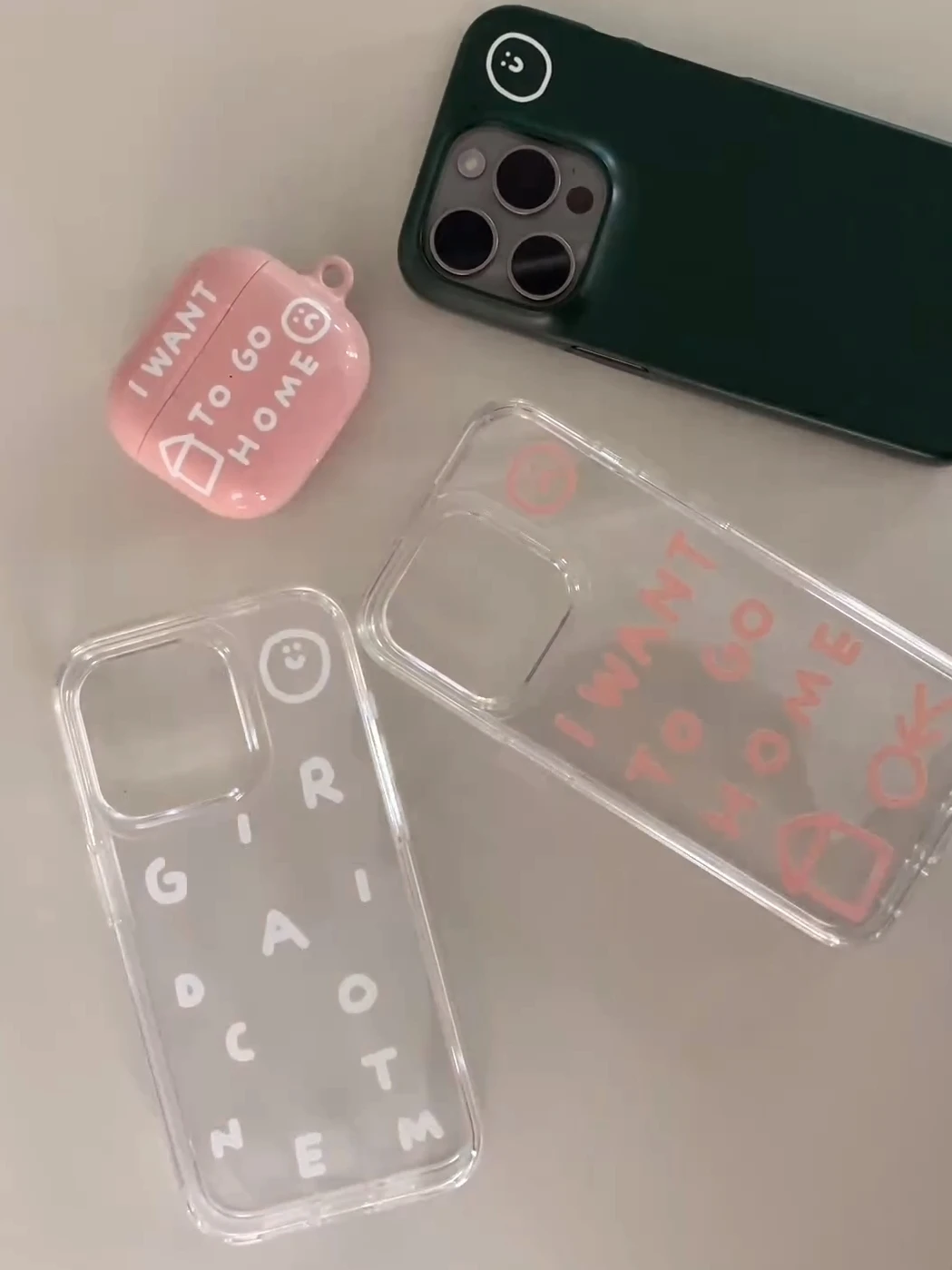 Zuid-Korea Niche Ins Gecontracteerde Koppels Met Een Hoge Persoonlijkheid Door Middel Van Magnetisch Absorberend Engels Lachend Gezicht, Japan En Zuid