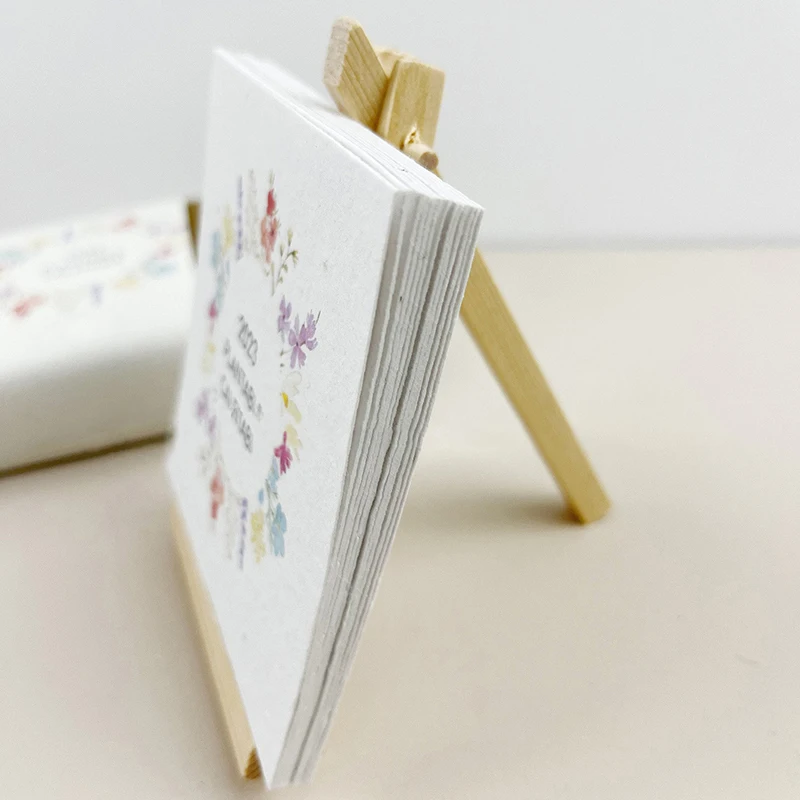 Pequeño calendario de escritorio fresco 2025 con caballete para amantes de las plantas y entusiastas del medio ambiente para la decoración del hogar o de la oficina