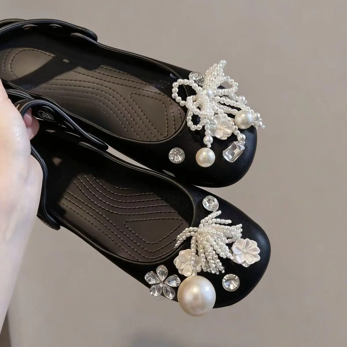 Sapatilhas de balé femininas, sandálias, sapatos femininos com furos, calçados femininos de praia de uma só peça, chinelos frescos para casa, feminino