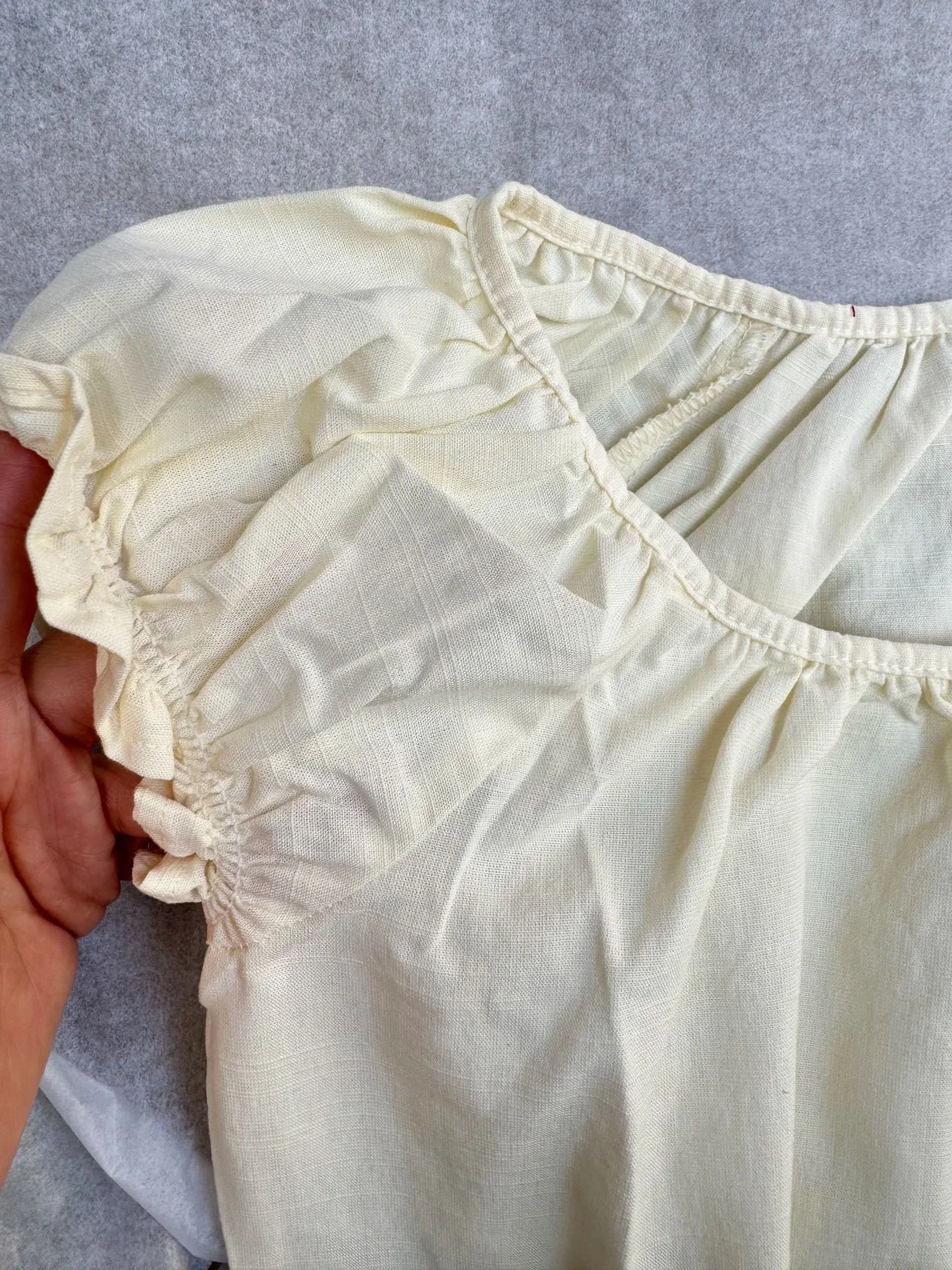 عودة الدانتيل متابعة كشكش تي شيرت بلوزة المرأة ثلاثة أزرار ساحة طوق سليم تي شيرت الصيف الحلو بسيط نفخة الأكمام الصلبة القمصان