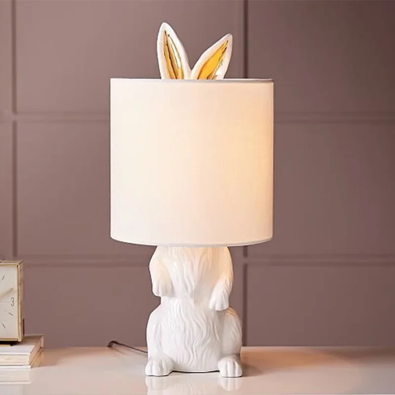 Lámpara de mesa de conejo de diseño, lámpara de mesa creativa de animales para dormitorio, mesita de noche, decoración de habitación de niños, iluminación de escritorio de resina LED