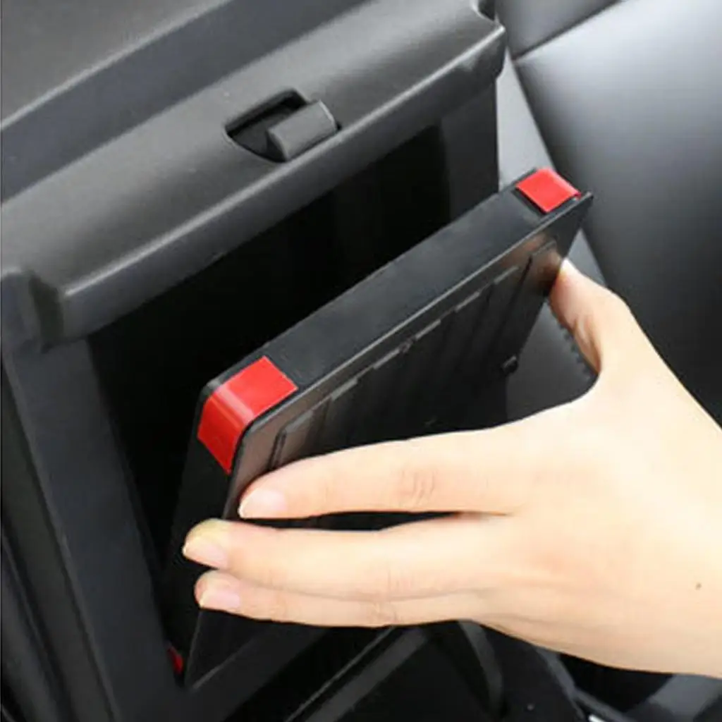 تضيف ملحقات صندوق تخزين مخفي بمسند ذراع وحدة التحكم المركزية من النوع الدفع إلى حجرة صغيرة لتخزين الأشياء الثمينة.