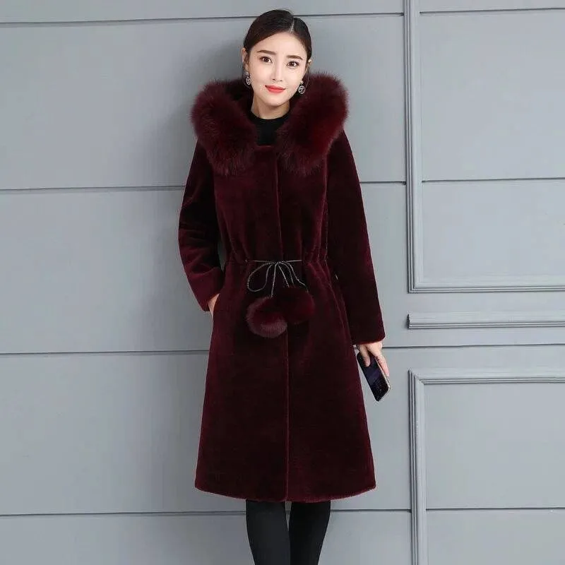 A new mid-length cut-down coat for women with cinched waist thickened hooded fur collar and mixed