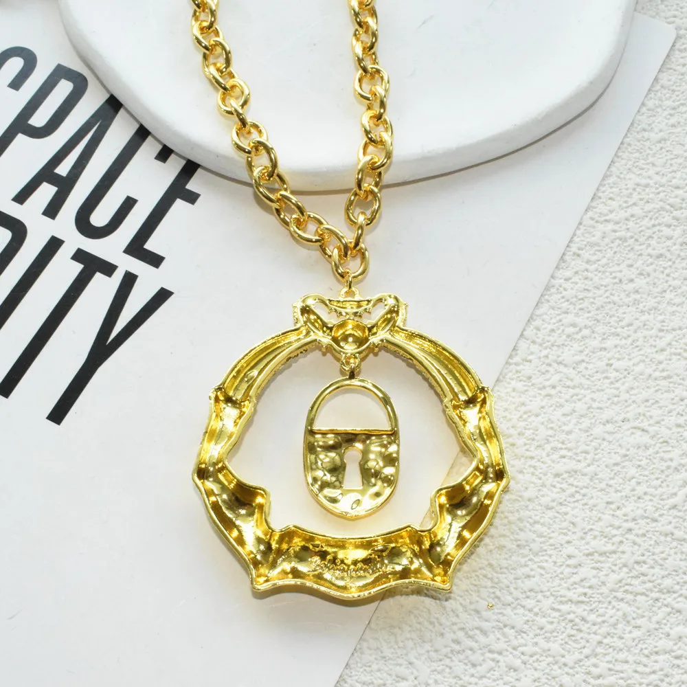 Extravagante Ohrringe mit Metall-Legierungs-Schlossanhänger für Damen, Markenschmuck, Modenschau, Statement-Ohrringe, Accessoires – Detail 11