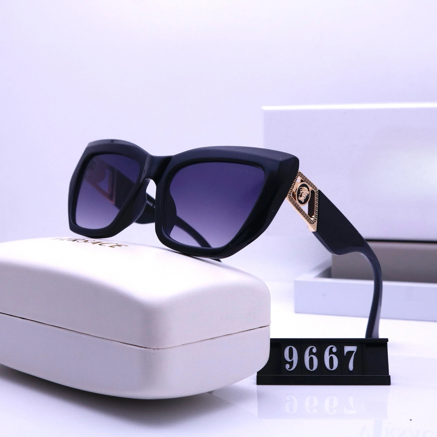 

2025 Women's Cat-Eye Sunglasses Retro Gold Metal Frame UV400 Lightweight Luxury Shades for Party Travel Fashion Gift