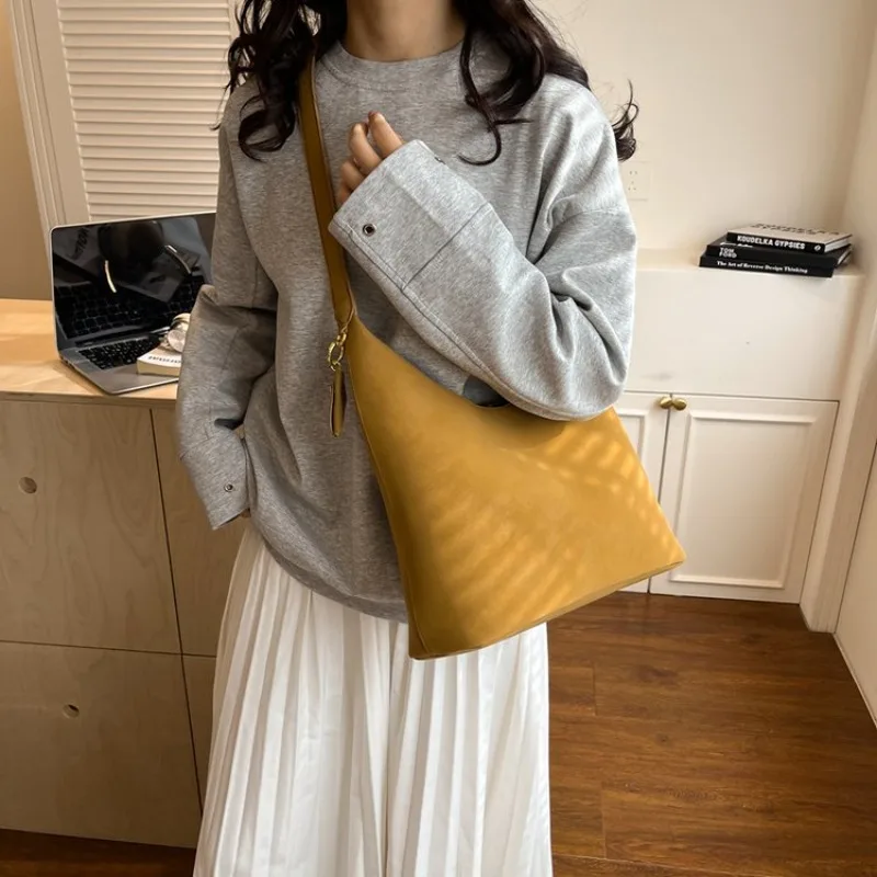 

Stylish Women Luxury Tote Bag Classic Designer Details Elegant Outline Daily Travel Leisure Handbag