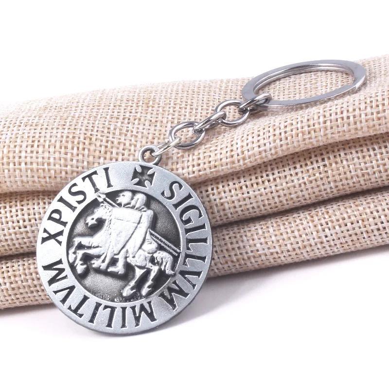 لعبة قاتل العقيدة المفاتيح لعبة الدعائم فرسان تمبلار حلقات المفاتيح المعدنية للنساء الرجال المشجعين على ظهره هدايا مجوهرات ساحرة #1