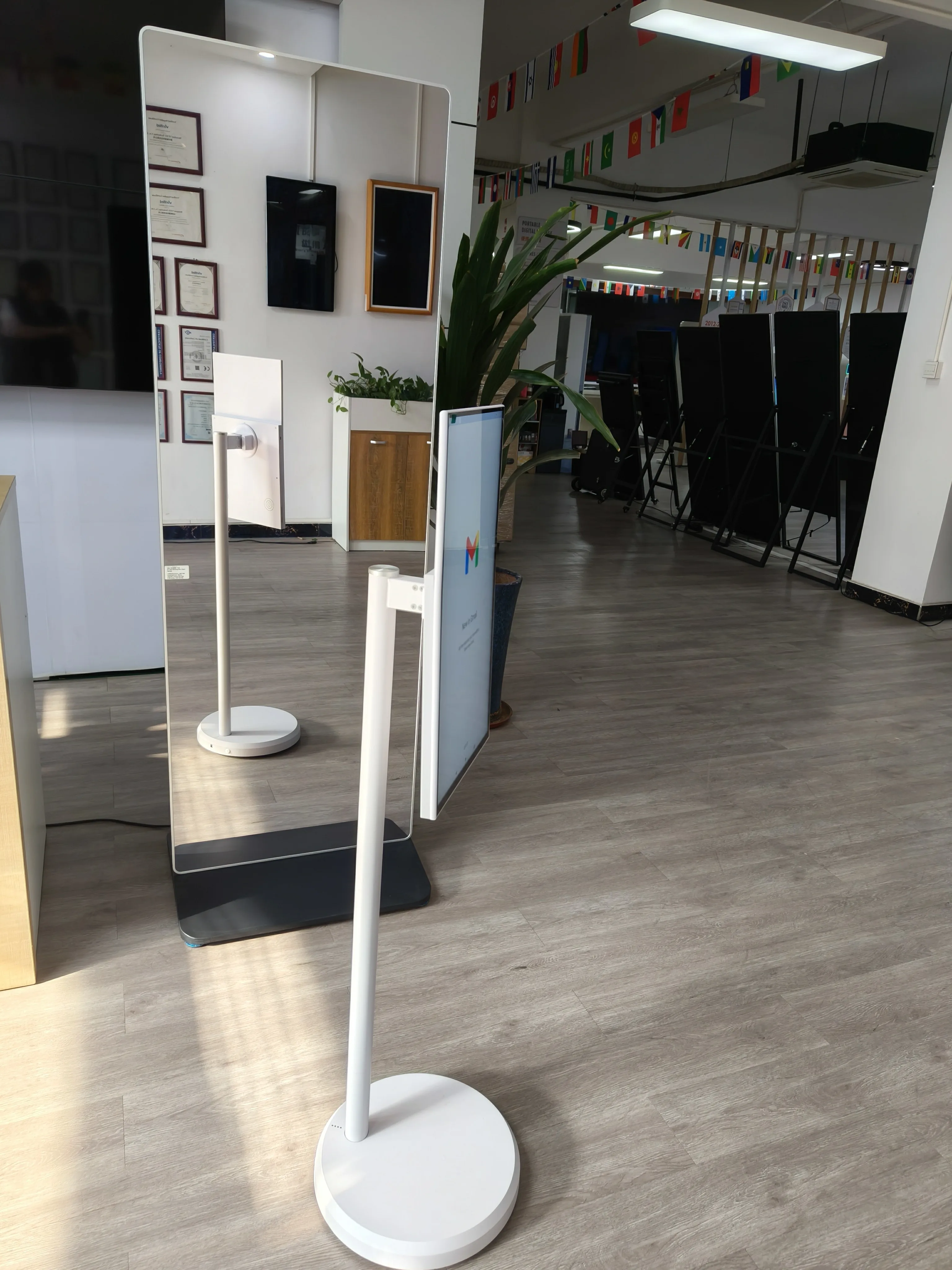 VETO 21.5 بوصة تلفزيون محمول ذكي بالجملة شاشة أندرويد لاسلكية مع بطارية 5H تعمل بالطاقة LCD شاشة تفاعلية LED الخلفية