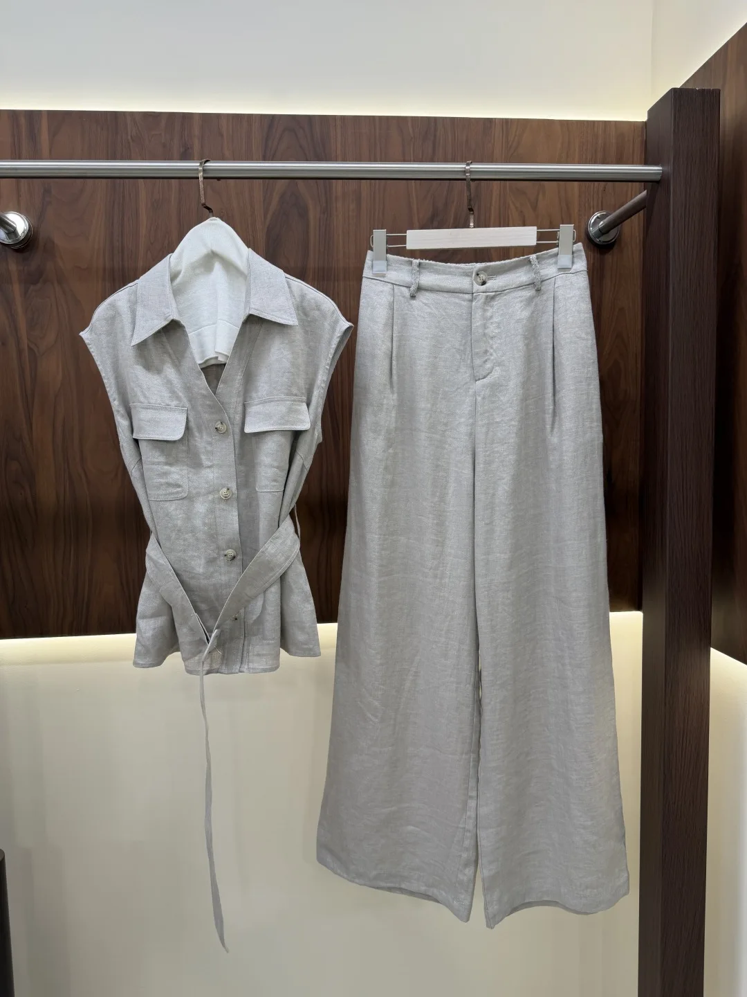 

2026 Spring/Summer New Arrivals: High-Quality Retro-Style Two-Piece Set — Sleeveless Vest & Straight-Leg Trousers