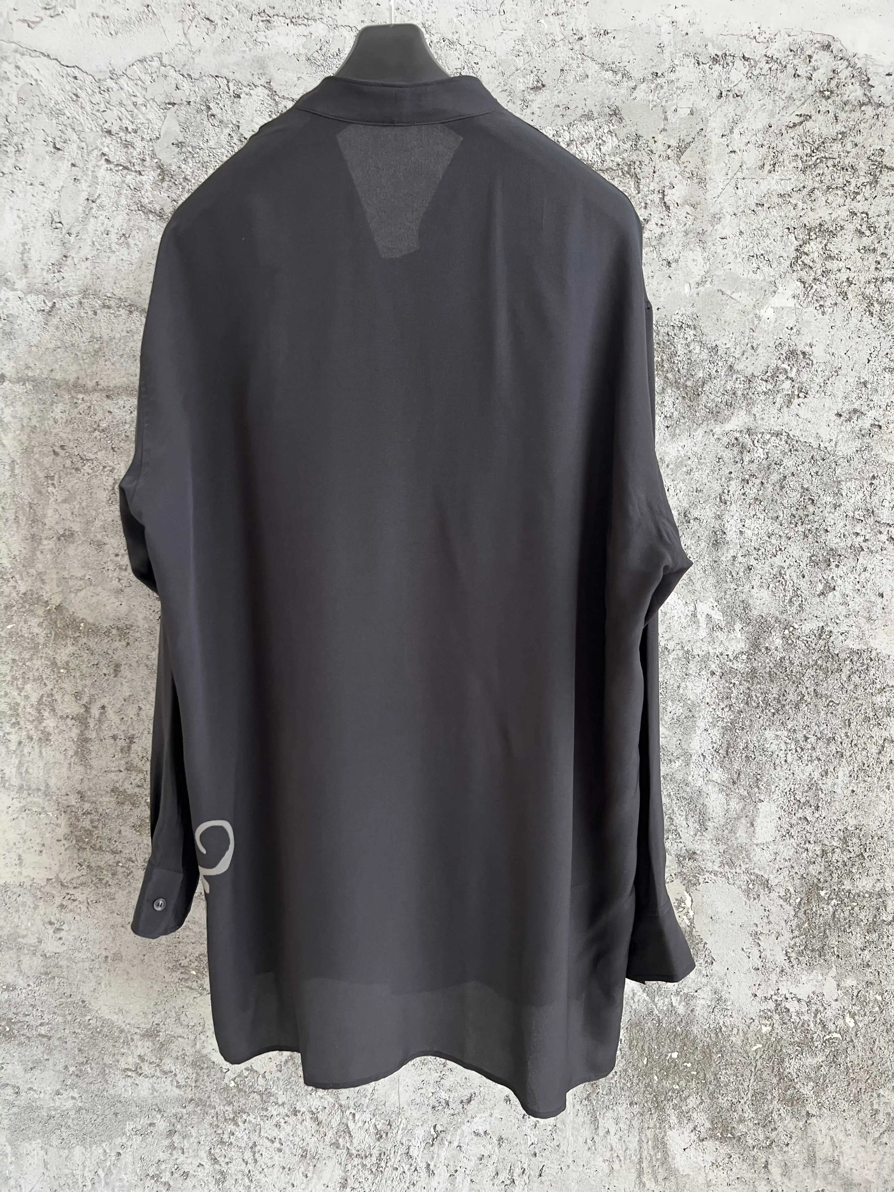 Purple hand-holding slogan printed fashion show silk shirt