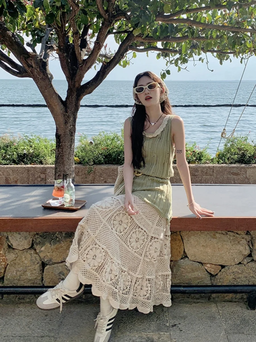 

Корейская вязаная юбка А-силуэта с вышивкой и ажурными элементами, с эластичной талией, миди, с эффектом похудения, из полиэстера