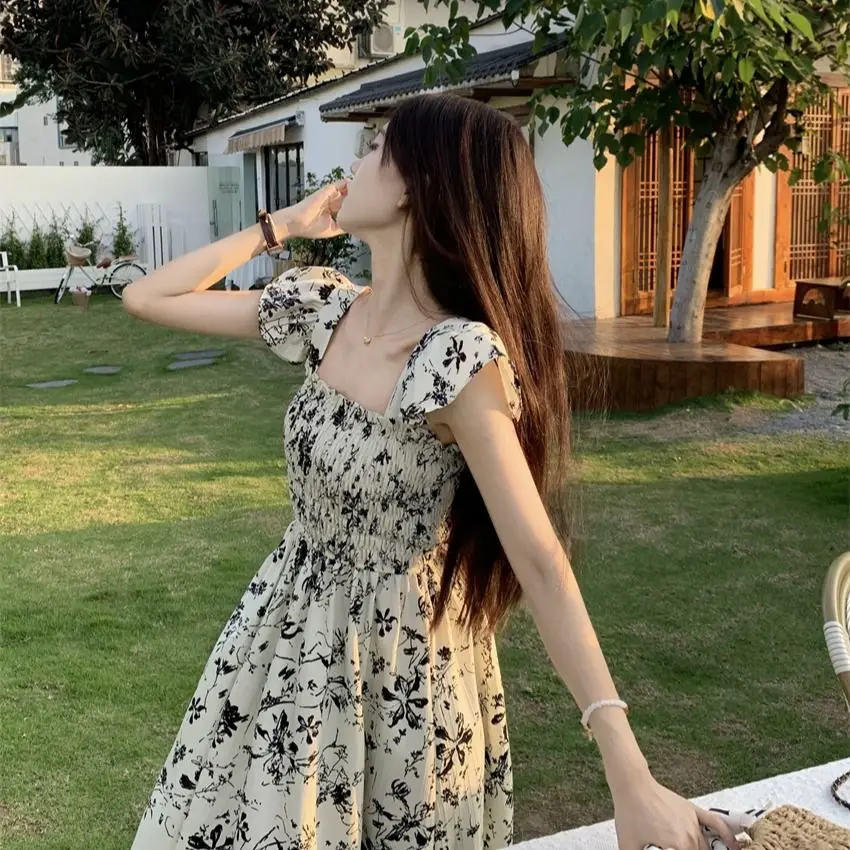 Französisches Retro-Blumenkleid mit fliegenden Ärmeln, geraffter Taille und langem Drape