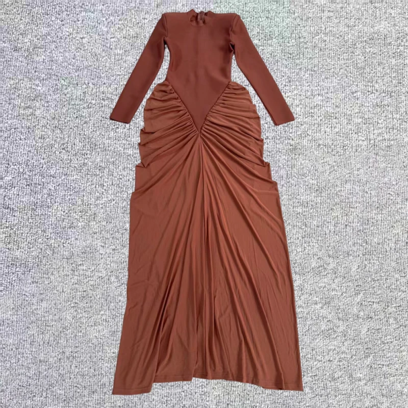 Elegancka damska sukienka bodycon z długim rękawem, rzeźbionym dekoltem i asymetrycznym dołem, idealna na formalne wieczorne przyjęcia.