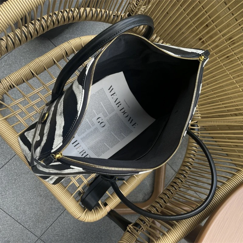 مصمم حقيبة يد فاخرة المرأة 2025 موضة جديدة زيبرا المشارب سعة كبيرة حقيبة سفر عالية الجودة الجدة حقيبة كتف أنيقة #5