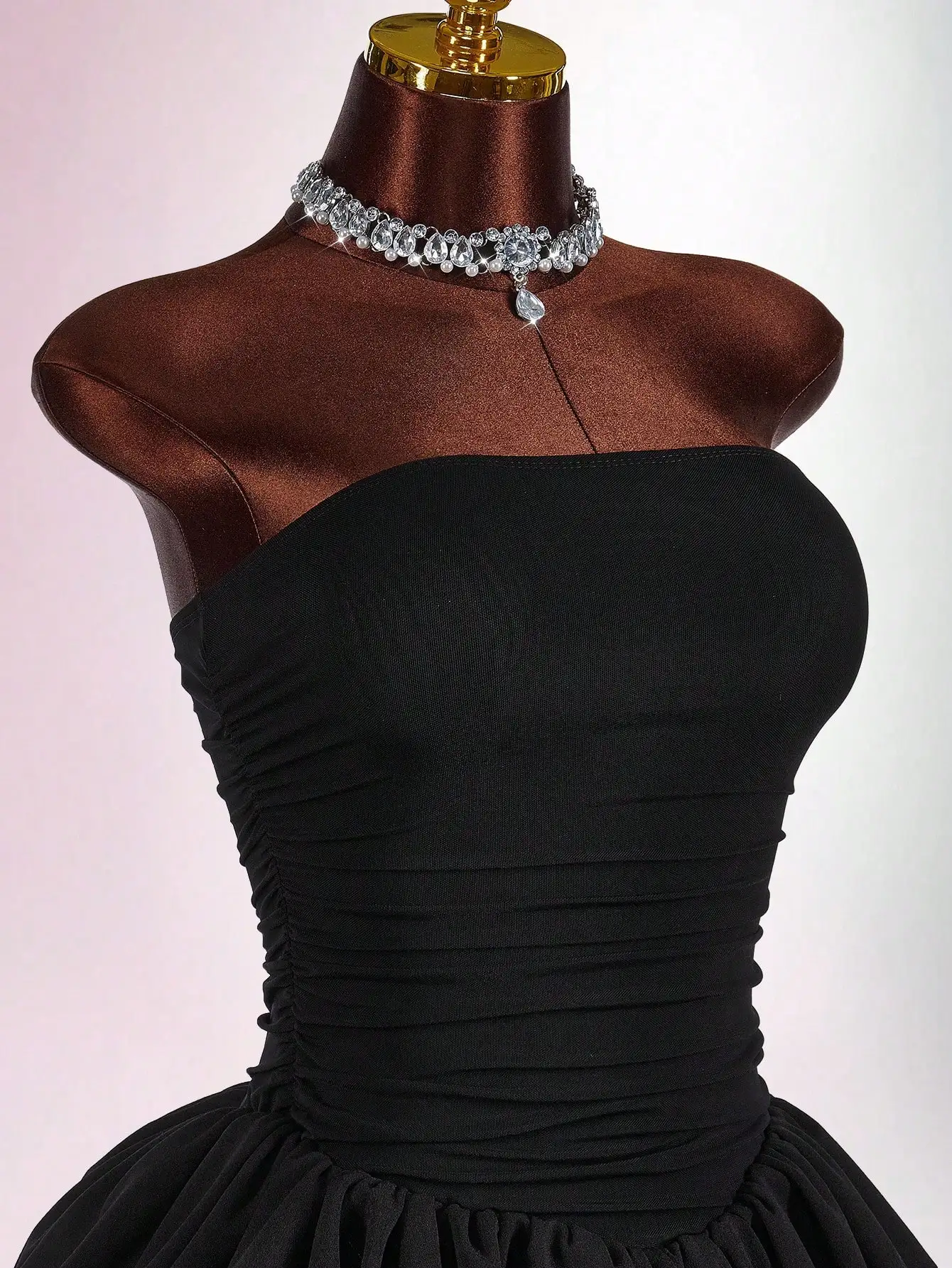 Zwarte strapless mini-jurk met ruches en pofrok voor zomerfeesten en vakanties