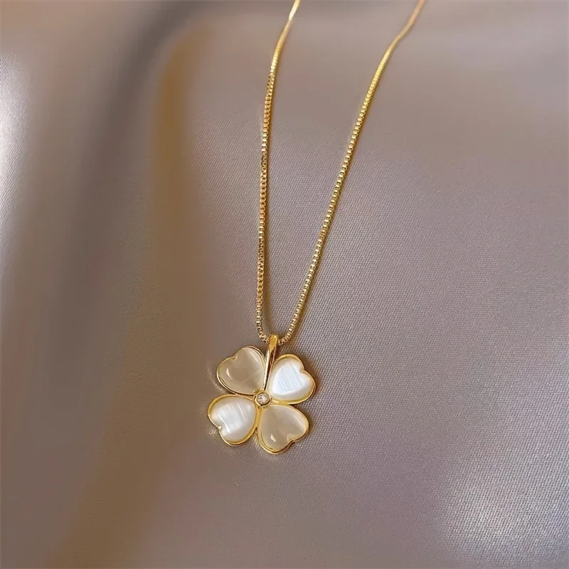 A classic and fashionable four-leaf clover flower earring, a versatile necklace for women's  a gift for their familyooo