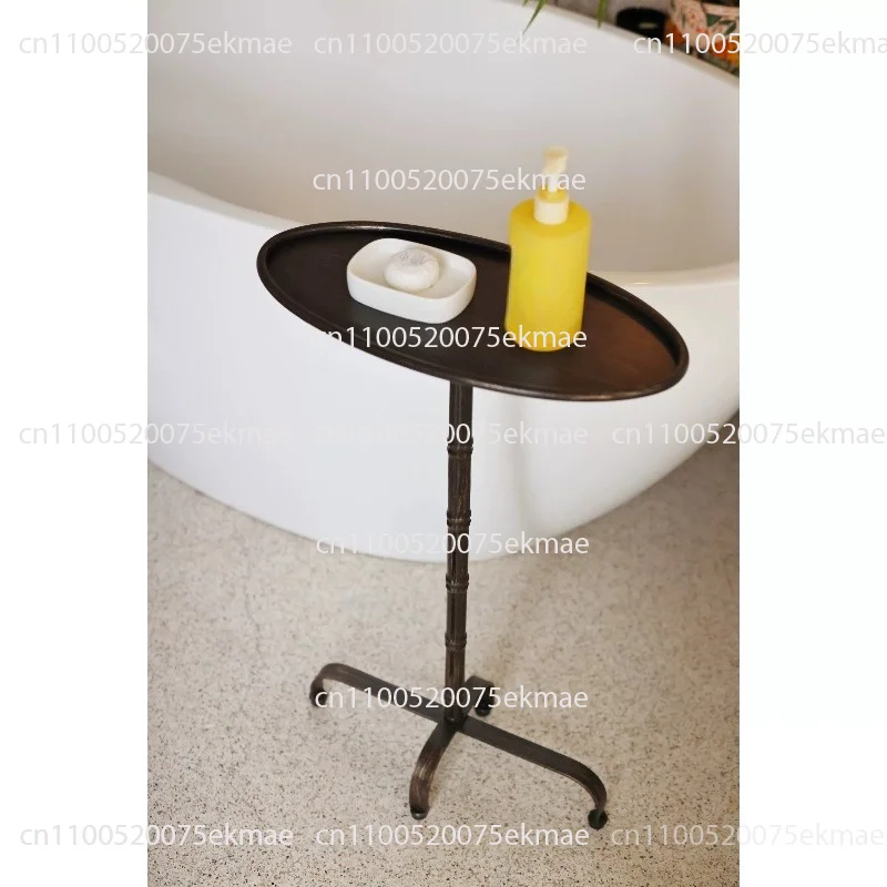 Vintage Metal Design for A Narrow, Oval-shaped Space