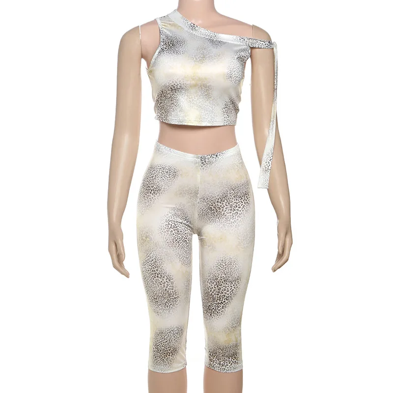 

Лето 2025 г., женский сексуальный комплект из 2 предметов с леопардовым принтом, укороченный топ на бретельках со шнуровкой и наклонными плечами + брюки-капри, повседневная уличная одежда
