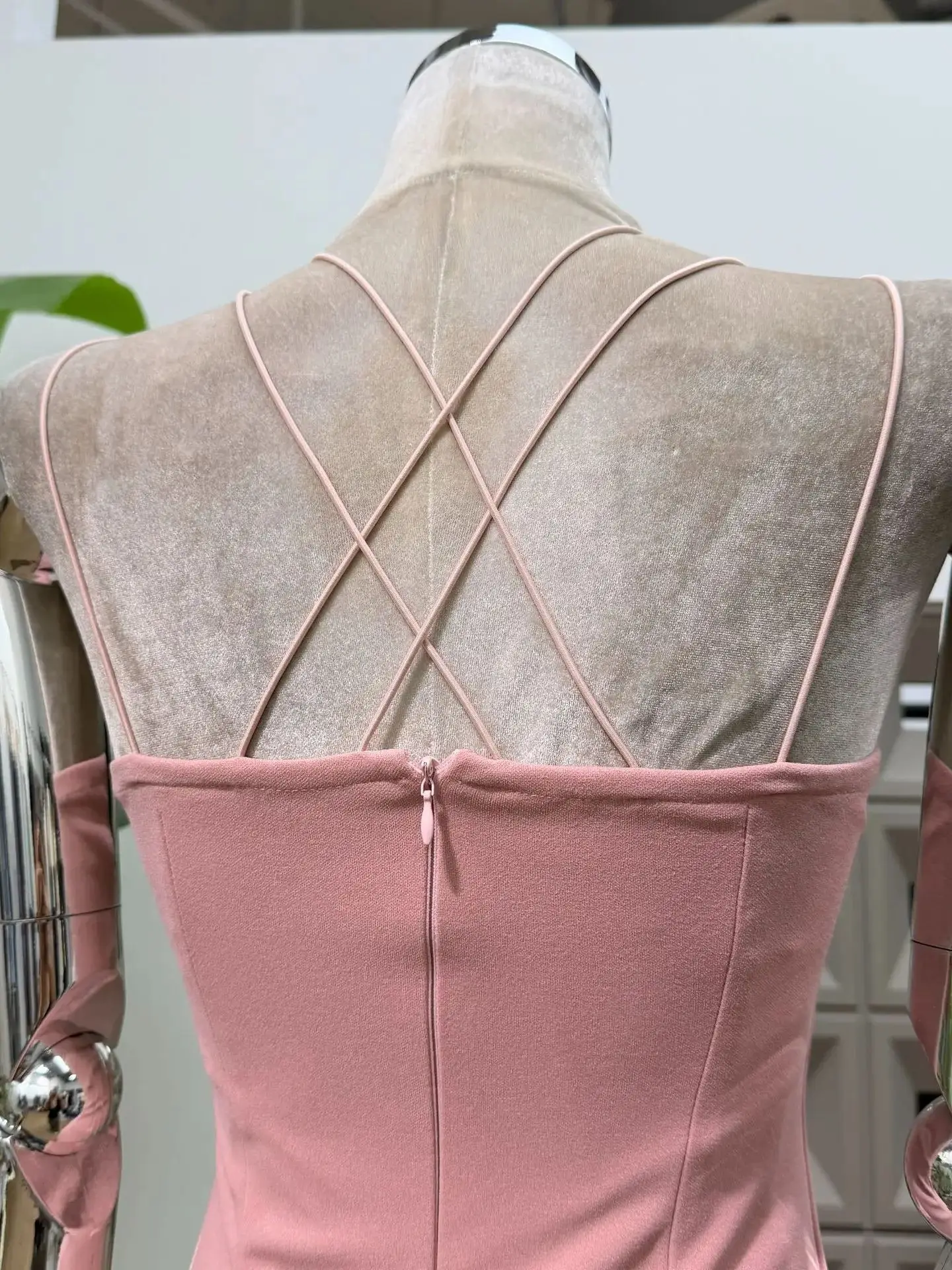 Sexy cinghie di pizzo canotta abiti da donna scollo a V senza maniche a vita alta aderente dolce unico abbigliamento da donna vestito da festa abiti