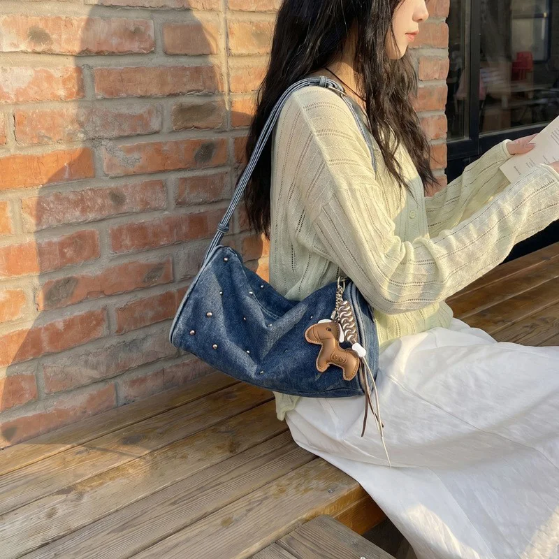 Gewaschene Denim-Umhängetasche mit Nieten und Taschenanhänger, Damen-Schultertasche mit Metallnieten, Lässige Vielseitige Handtasche, Pendler-Geldbörse – Detail 5