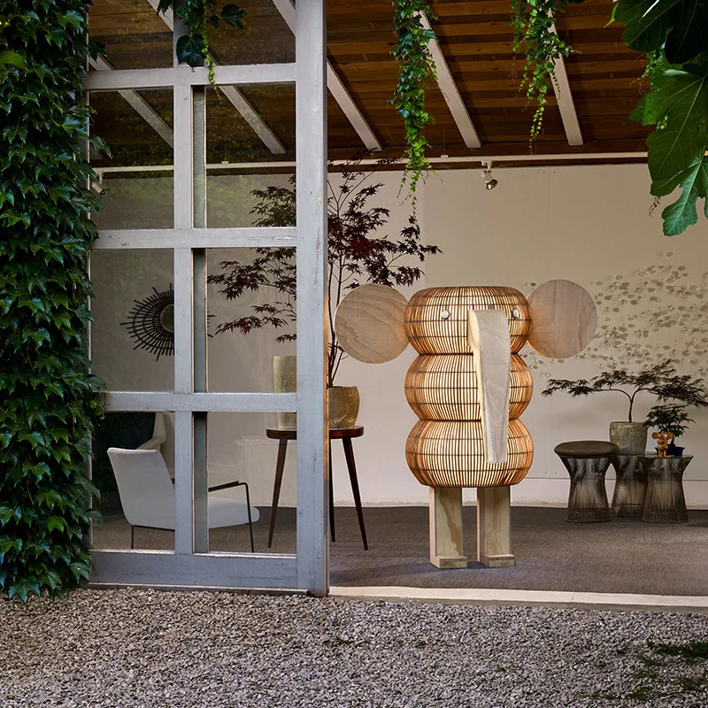 

Creative personality elephant floor lamp designer original simple modern hotel lobby clubhouse decorative vertical lamp