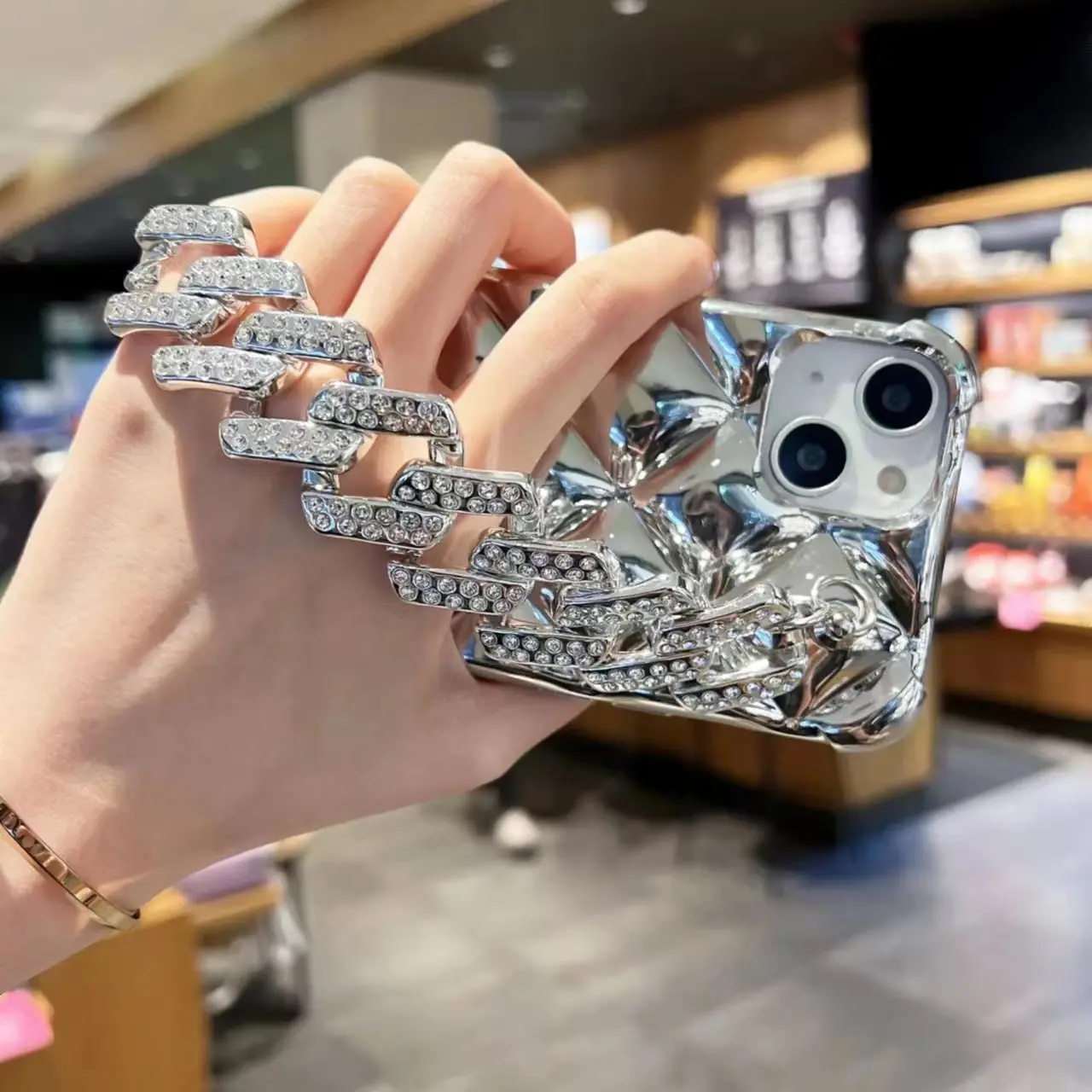 Fashion Branded 3D Grid Plating Phone Case for iPhone 15 14 13 12 11 Pro Max Bling Diamond Wrist Chain Strap Shockproof Cover