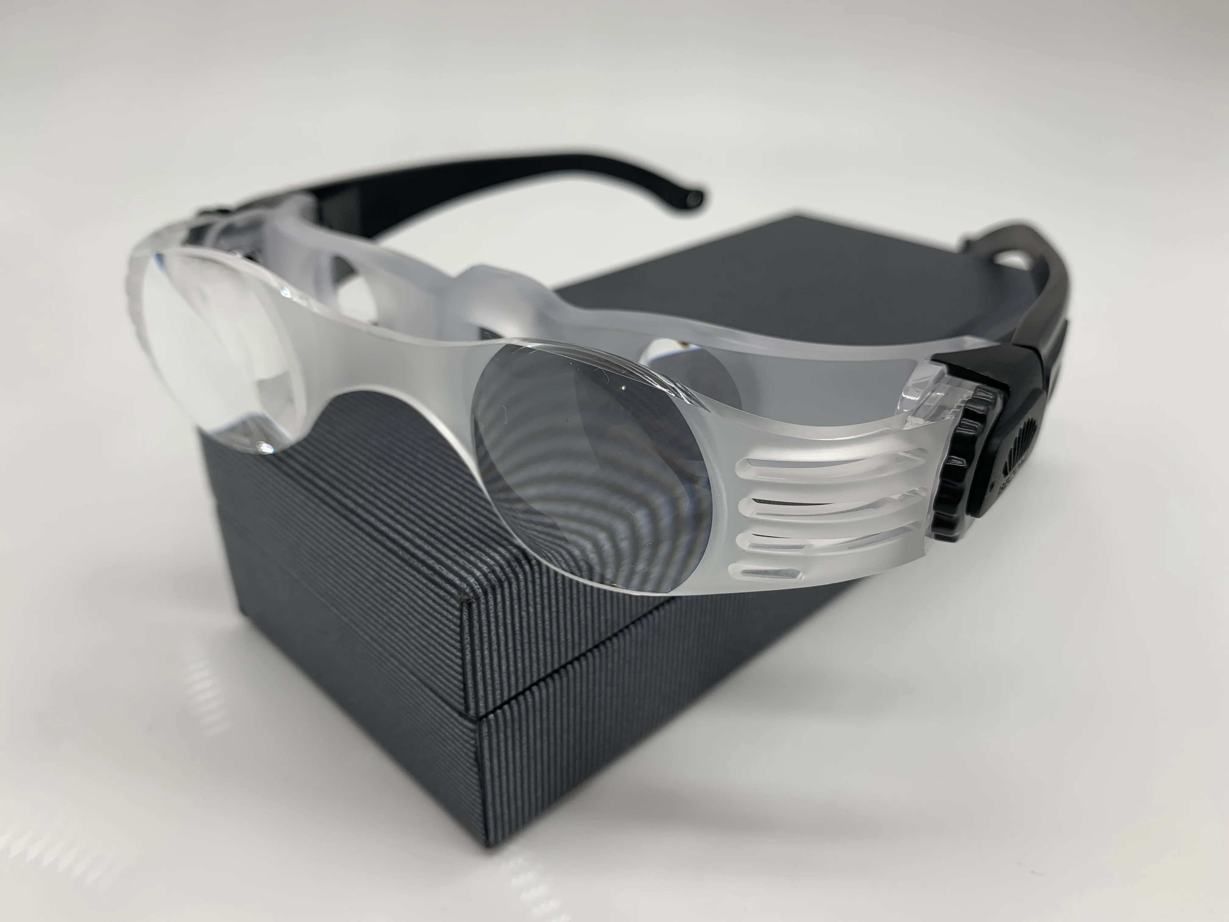 

2025 Low Vision Glasses Magnifier Magnifying Glass for Watching TV