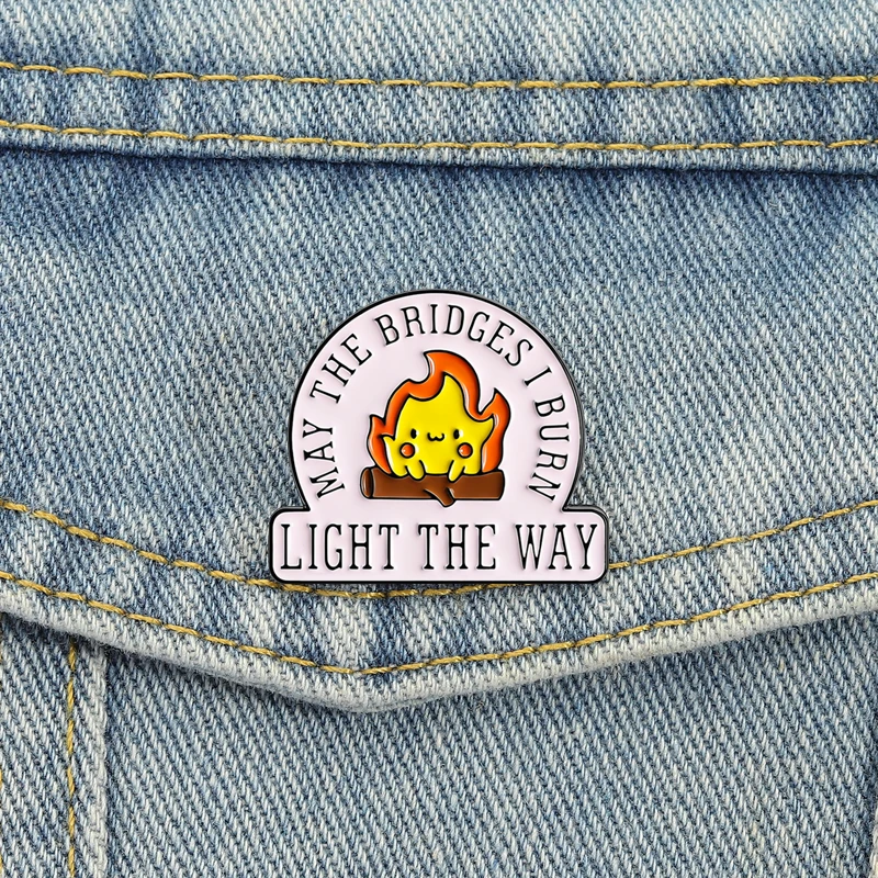 Möge die Brücken „I Burn Light the Way“, Emaille-Anstecknadeln, Lagerfeuer-Broschen, Anstecknadeln, niedlicher Cartoon-Schmuck, Geschenk für Freunde