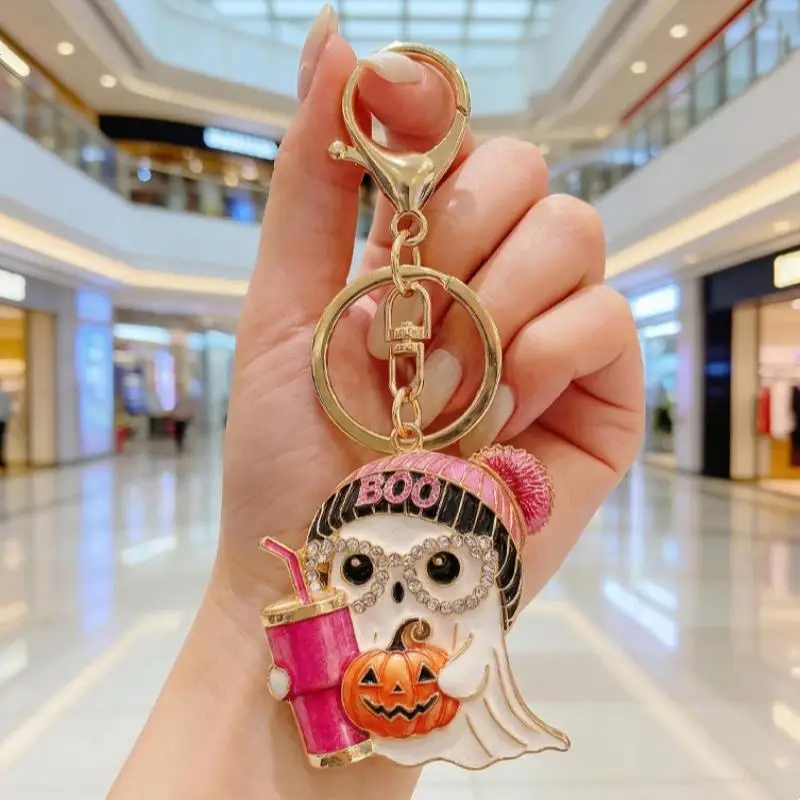 Gruseliger Halloween-Schlüsselanhänger, glitzernder Kristall-Geisteranhänger, rosa Strickmütze, Kürbis-Design, Rucksack-Charms, Partygeschenk – Detail 4