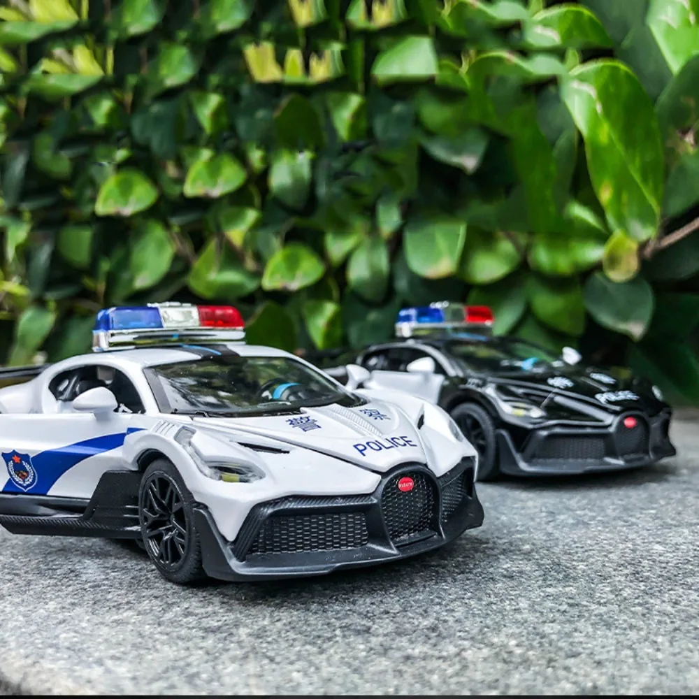 

1/32 Bugatti Police Car Toy Model Alloy Cars Sound Light Pull Back 3 Doors Opened Rubber Tire High Simulation Boys Vehicle Gifts