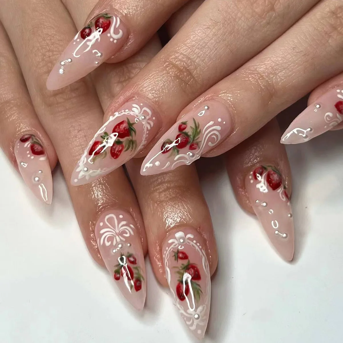 24pcs Vintage Cute Strawberry Fake Nail Girls Weable Romantic White Lace Decor False Nail Patch Detachable Almond Press on Nails