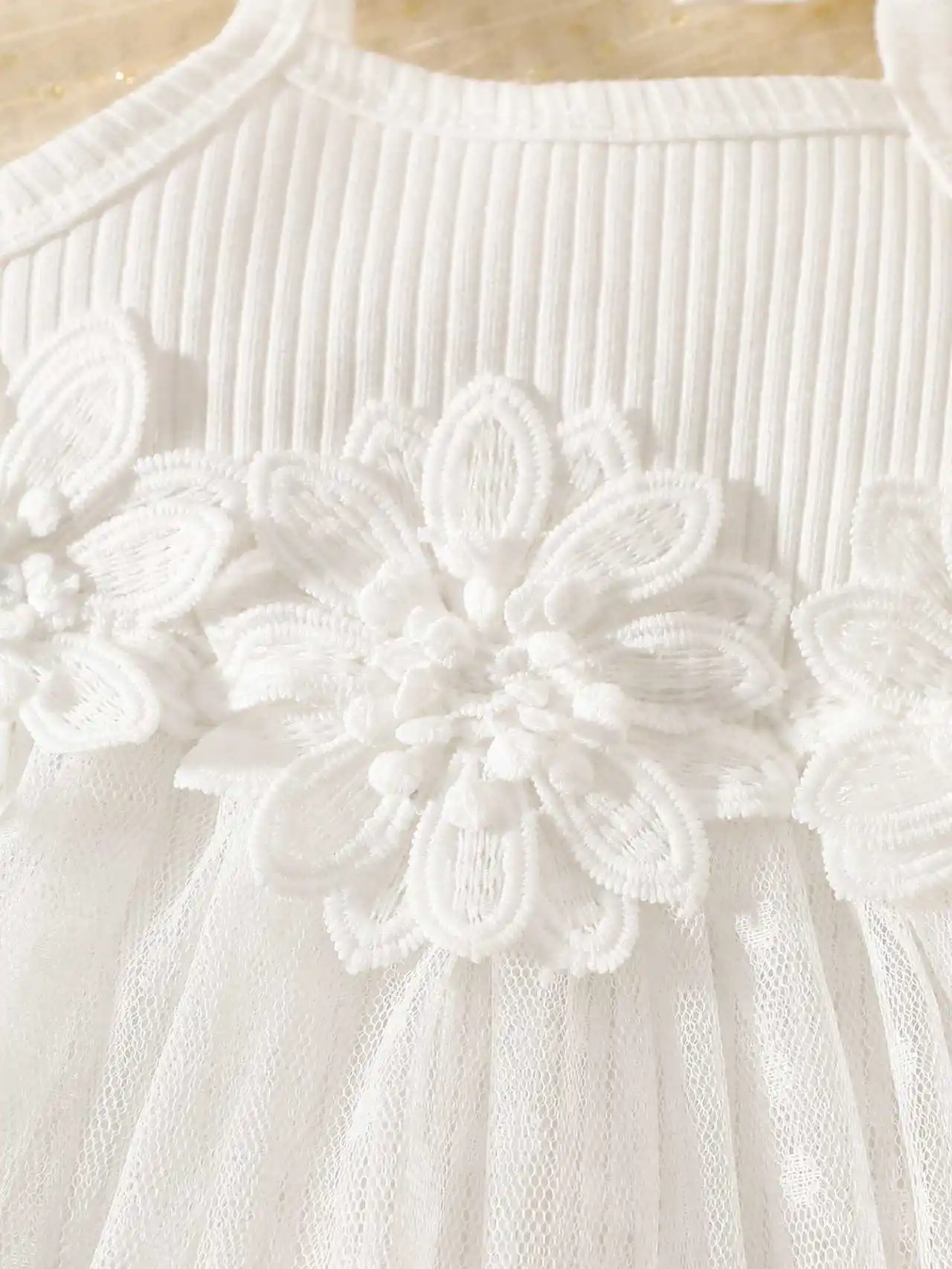 Sommerliches neues weißes geripptes Blumen-Mesh-Neckholder-Kleid für Mädchen mit passendem Blumen-Stirnband, süßer und lieblicher Stil. – Detail 5