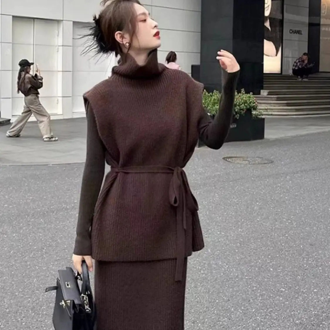 طقم مكون من قطعتين من بدلة محبوكة عصرية راقية للنساء للخريف والشتاء سترة محبوكة بنمط عطر صغير مع نصف تنورة