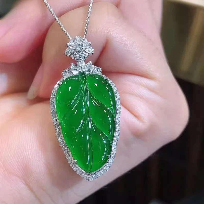 

Natural Ice Leaf Pendant, Exquisite Fashion Versatile Pendant Jewelry